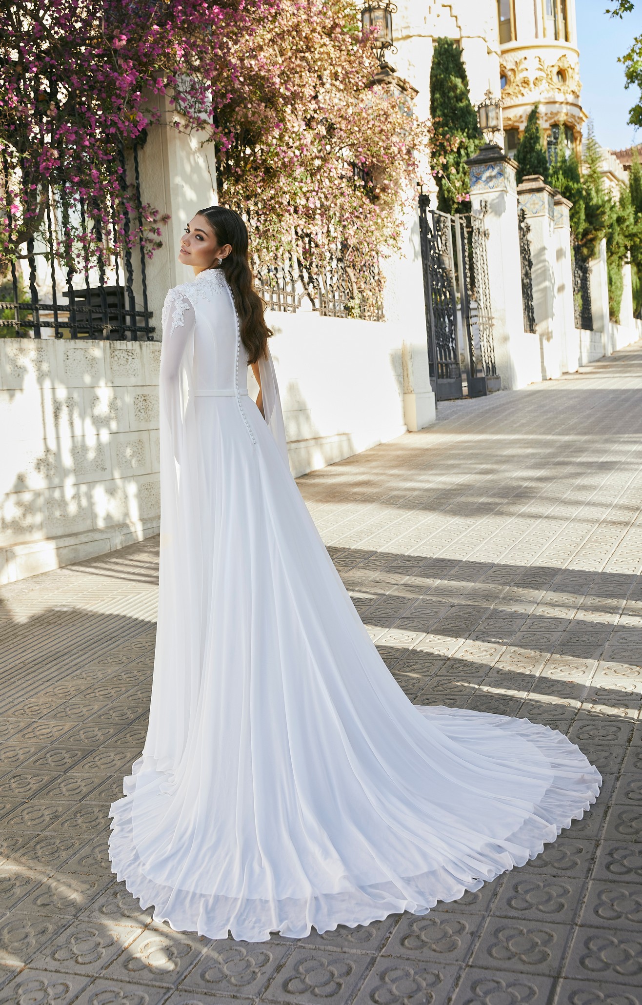 a plain A-line wedding dress with a sweetheart neckline, beaded Queen Anne collar and attached chiffon cape.
